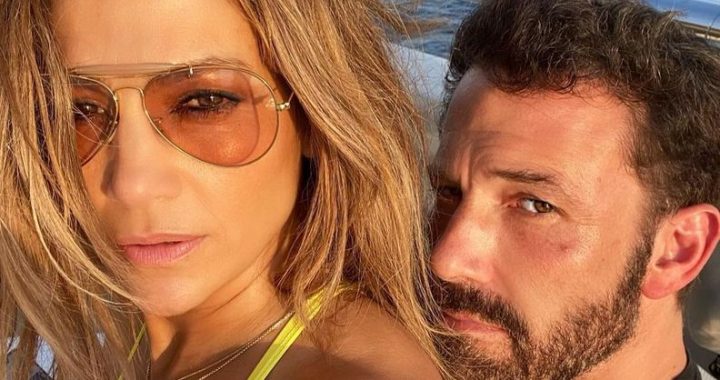 Jennifer Lopez shares steamy kiss with dancer during AMAs performance after Ben Affleck split